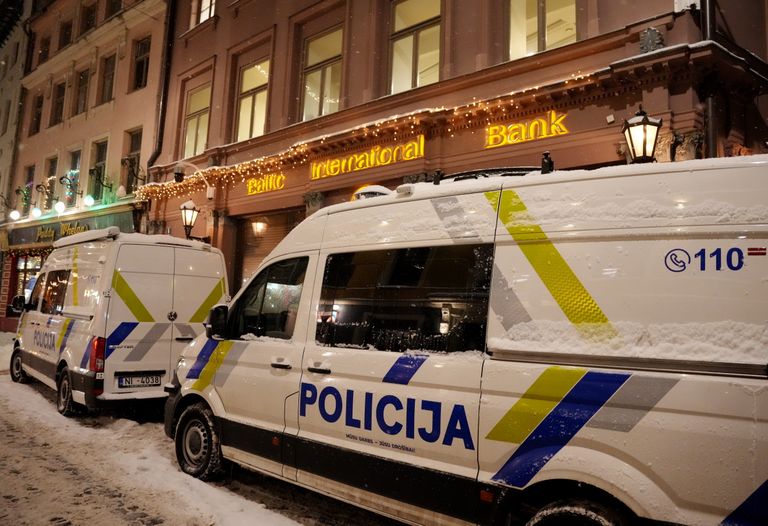 Läti politsei korraldamas haarangut Baltic International Banki Riias asuvas peakorteris.