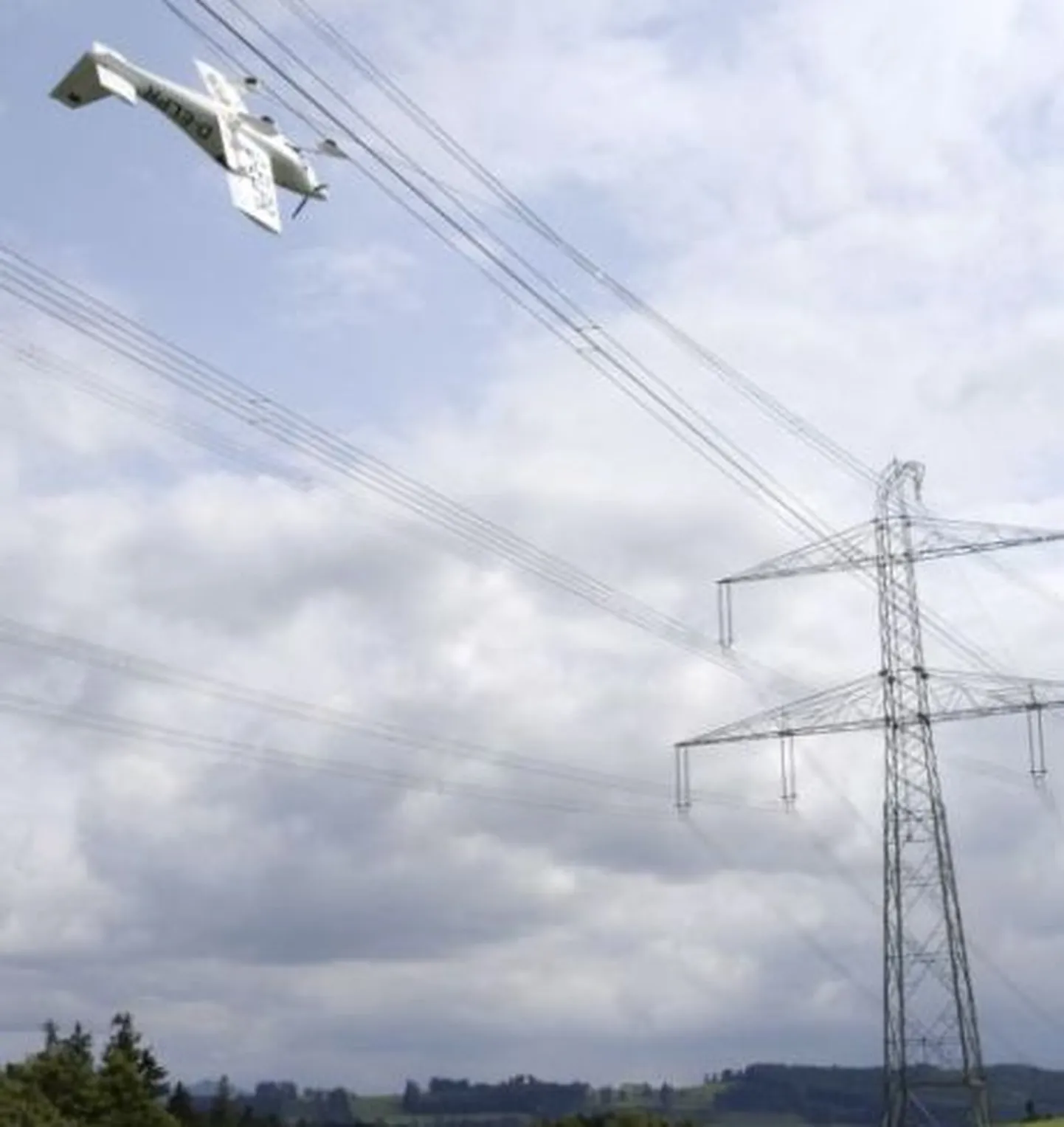 Saksamaal sõitis lennuk elektriliinidesse
