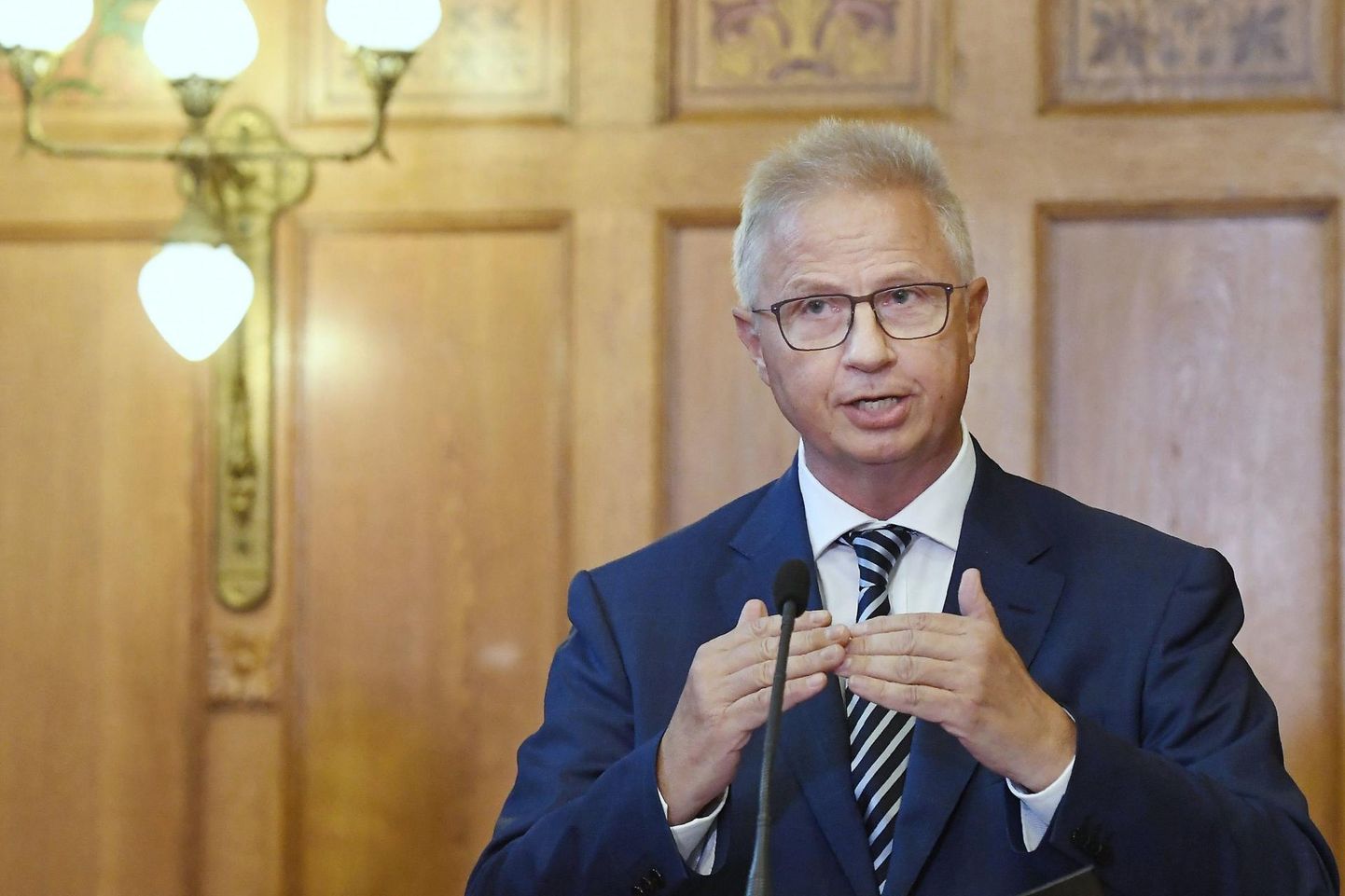 Laienemisvoliniku kandidaadiks esitatud László Trócsányi on kriitikute sõnul õõnestanud põhimõtteid, mille eest ta peaks uues ametis hea seisma. 