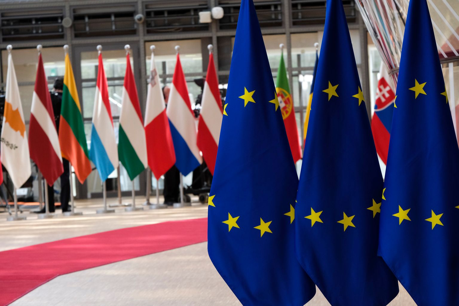 Eiropas karogi ES Padomes ēkā Briselē, Beļģijā.