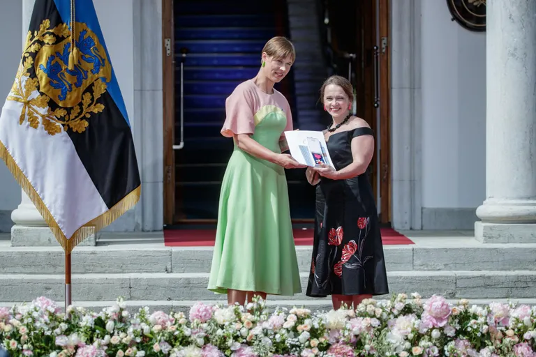Eestluse hoidja Rootsis Sirle Sööt sai tänavu juunis Kadriorus toonaselt presidendilt Kersti Kaljulaidilt kätte Valgetähe V klassi teenetemärgi.