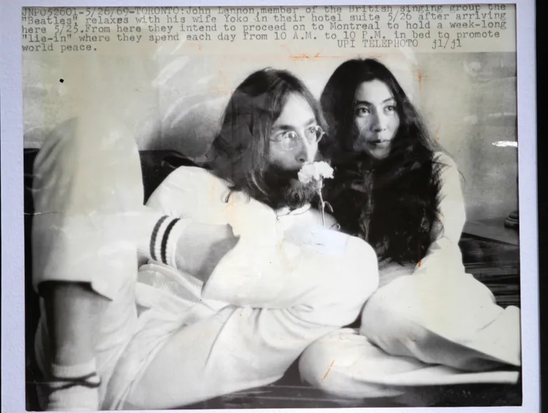 Saksa politsei leidis pankrotistunud oksjonimajast biitlile John Lennonile kuulunud esemed. Yoko Ono ja John Lennon
