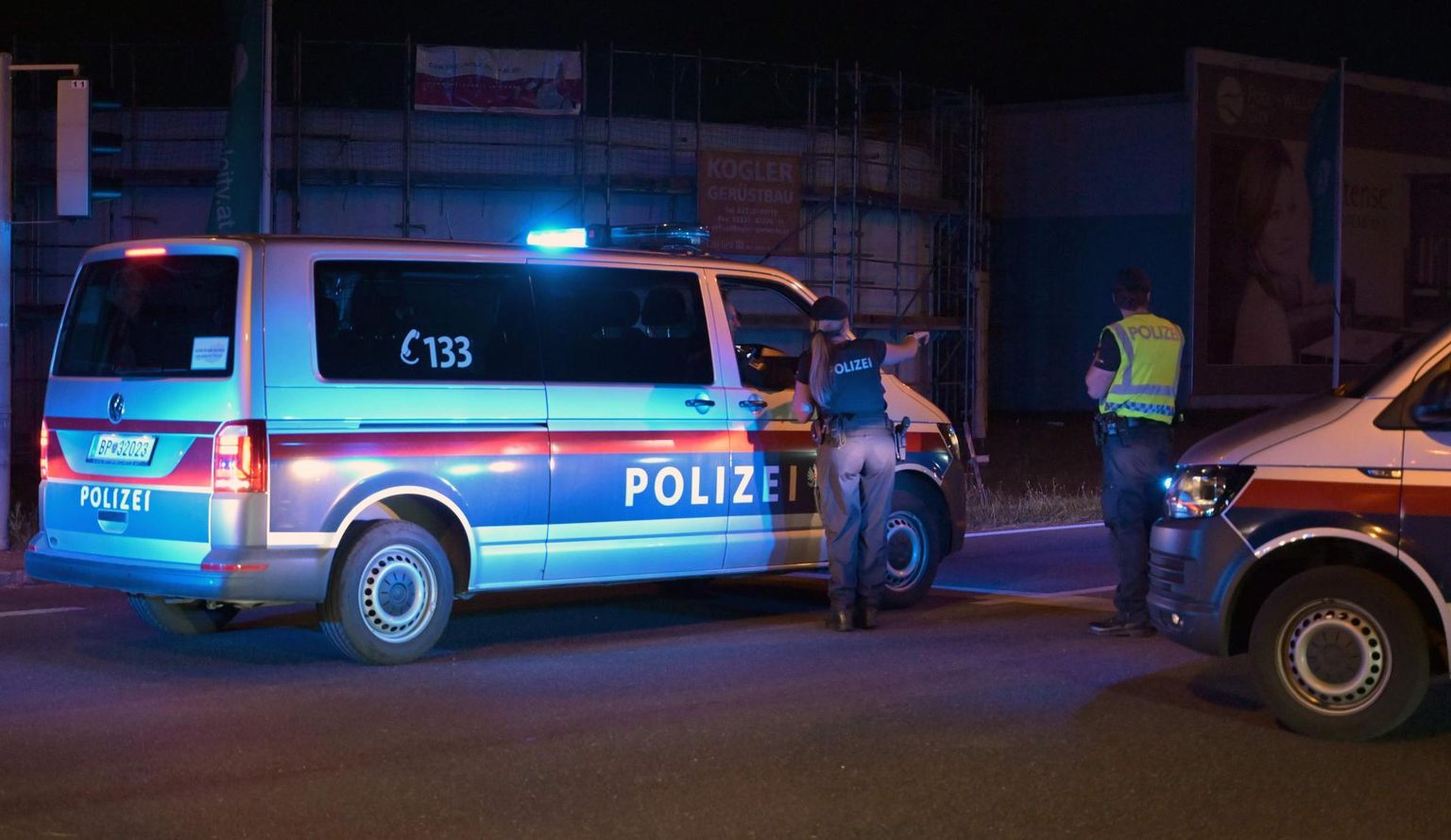 Politseinikud mõrvapaiga lähistel Gerasdorfis. 