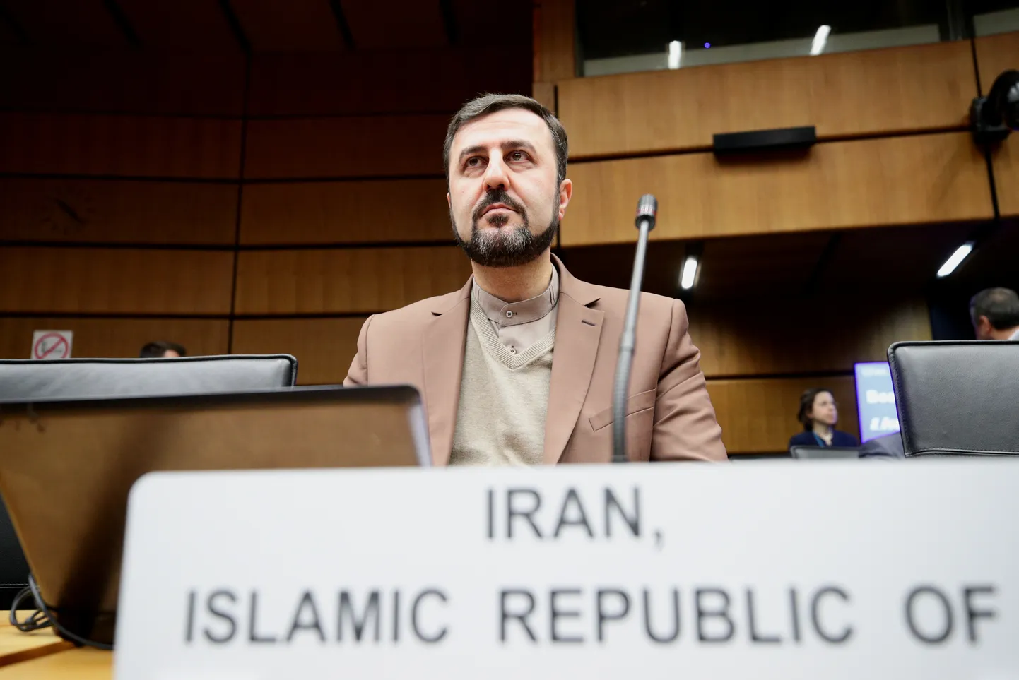 Iraani suursaadik Viinis Rahvusvahelise Aatomienergiaagentuuri (IAEA) juures  Kazem Gharib Abadi 7. novembril agentuuri direktorite nõukogu kohtumisel.