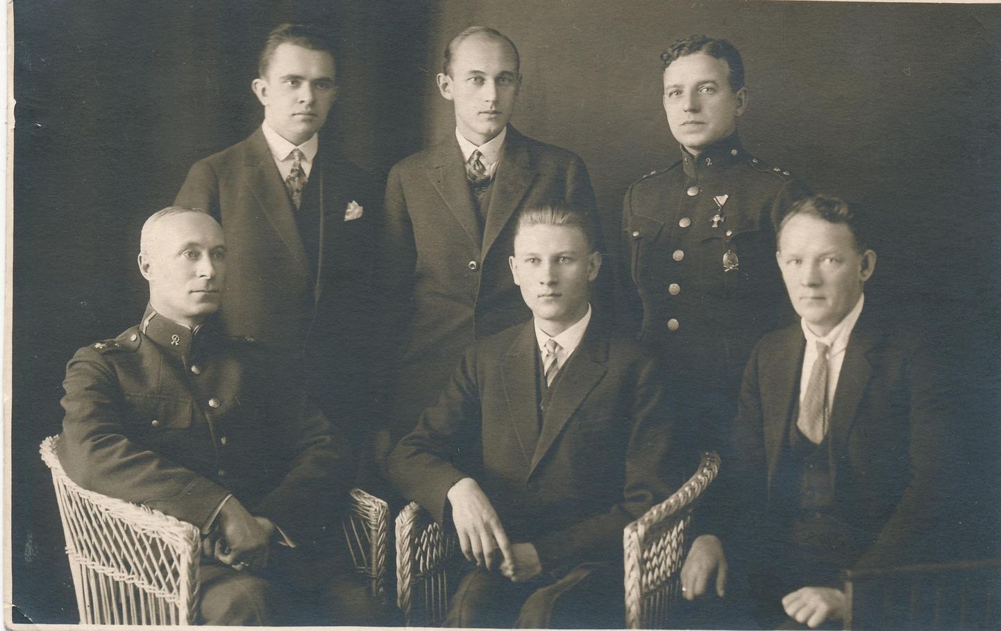 Rakvere Muuseumi Seltsi juhatus 1928. aastal. Istuvad vasakult Reinhold Martin (abiesimees), Arved Palgi (esimees), Arnold Liiv (kassahoidja abi); seisavad vasakult Voldemar Matson (kirjatoimetaja), Richard Leemets (laekahoidja), Harald Stunde (kirjatoimetaja abi).