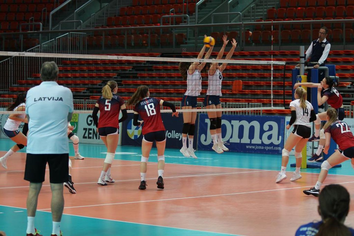Latvijas sieviešu volejbola izlase spēlē pret Portugāli.