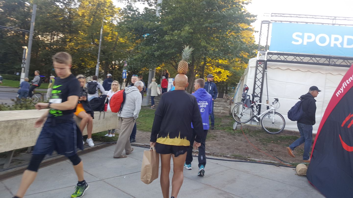 Tallinna maratonil jalutas ringi mees, kellel oli ananass peas.