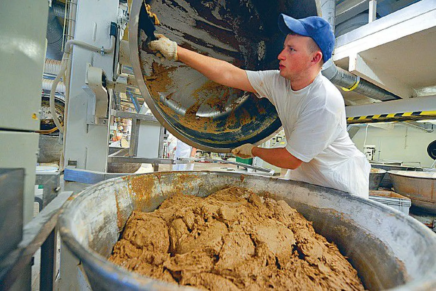 Maksim Poburanov aitab Leiburi pagaritööstuses leivataina segajast välja.