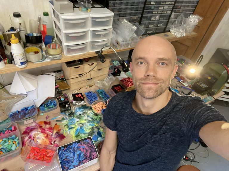 Tanel Veenre ateljees oma töölaua taga, keset värvimaagiat.