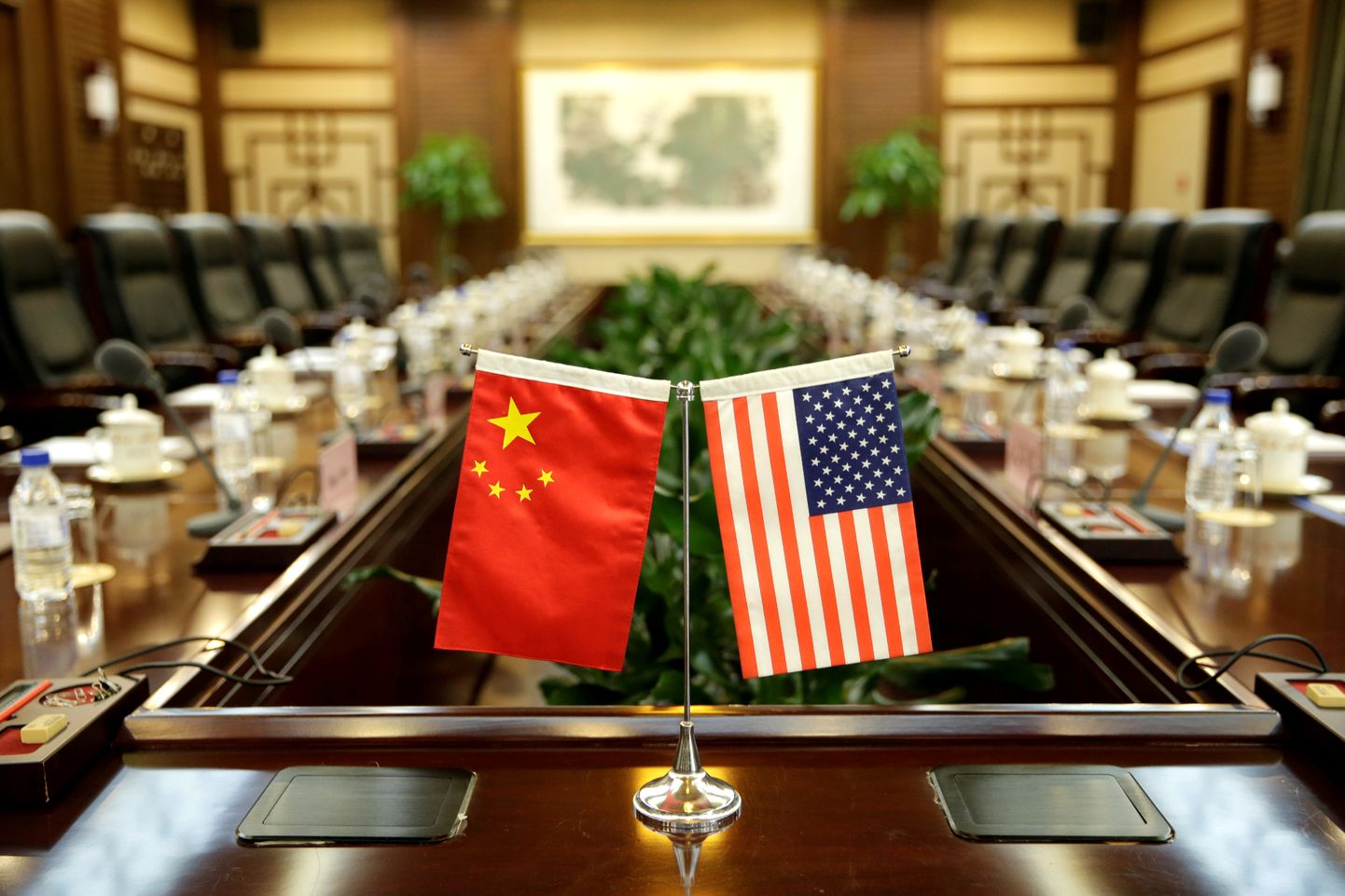 USA ja Hiina lipud.