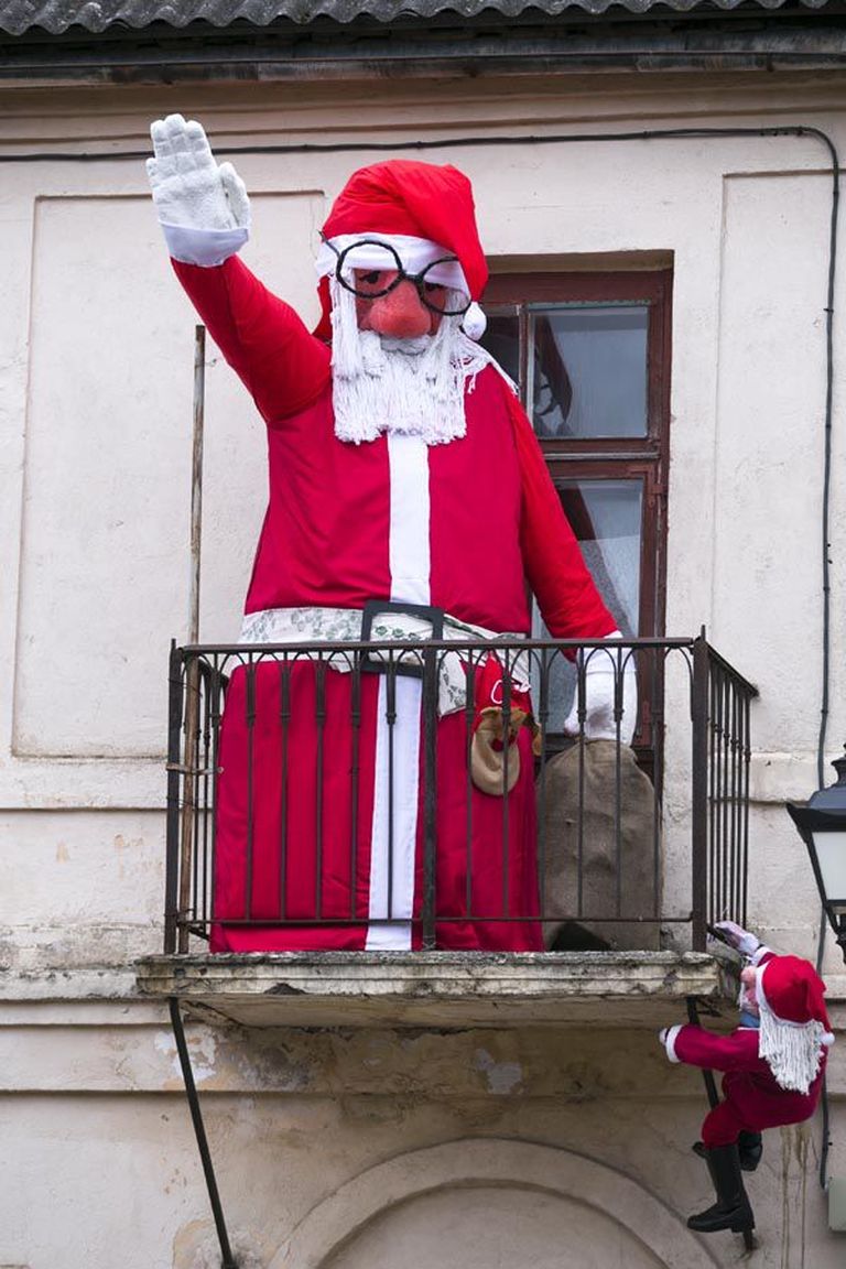 Huumoriportaalis natsijõuluvanaks tituleeritud Mustla jõulutaat tervitab nii kohalikke kui läbisõitjaid.
