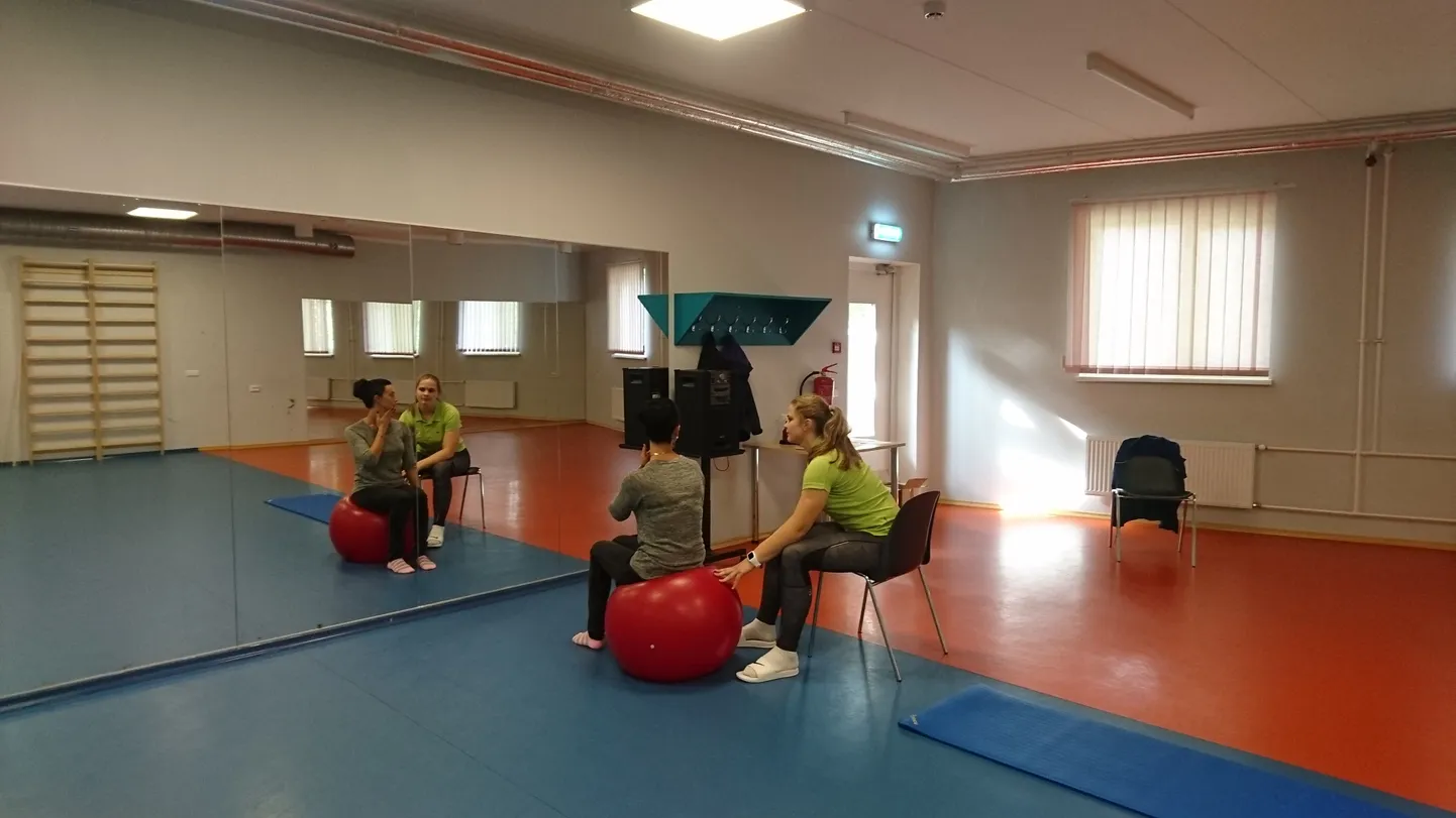 Füsioterapeut Nele Laurimaa kliendiga harjutusi sooritamas.