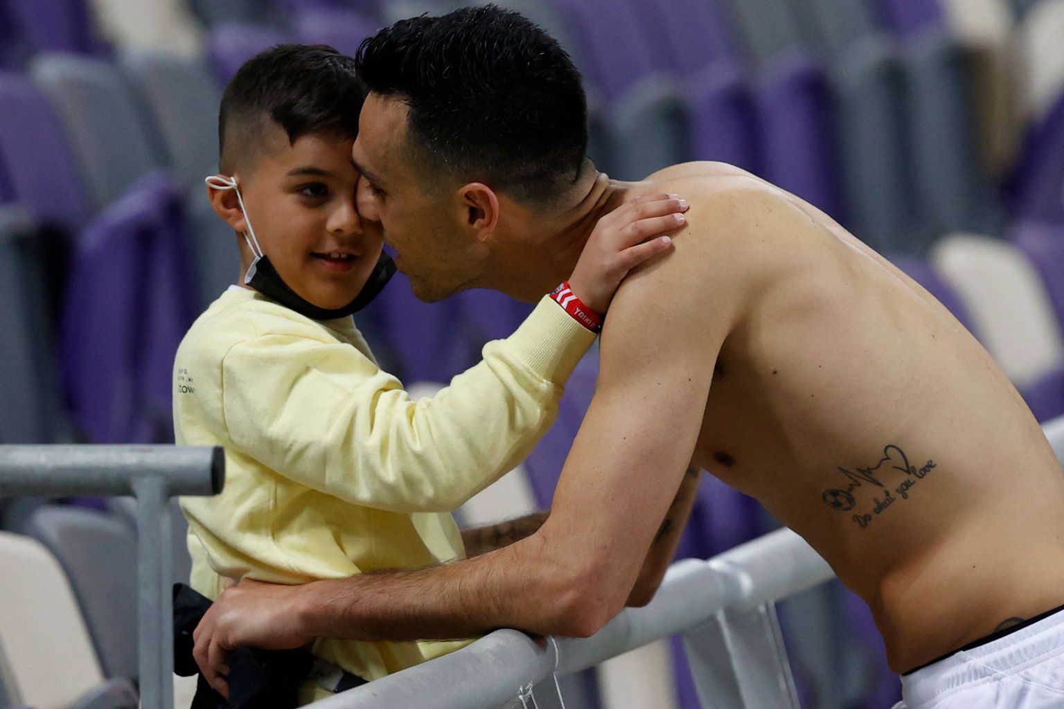 Iisraeli vutitäht Eran Zahavi kallistamas oma poega pärast matši Taaniga 25. märtsil 2021.