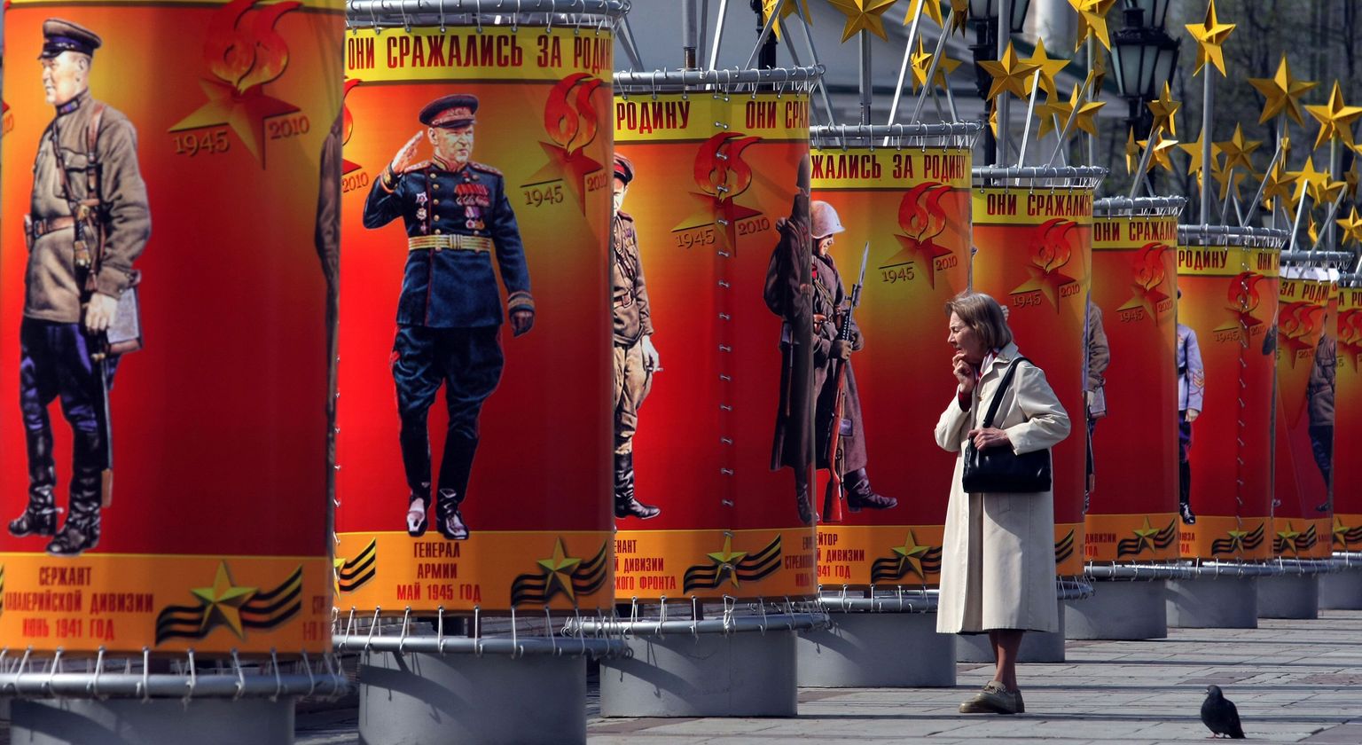 Võidupüha tähistamiseks üleriputatud plakatid Moskvas.