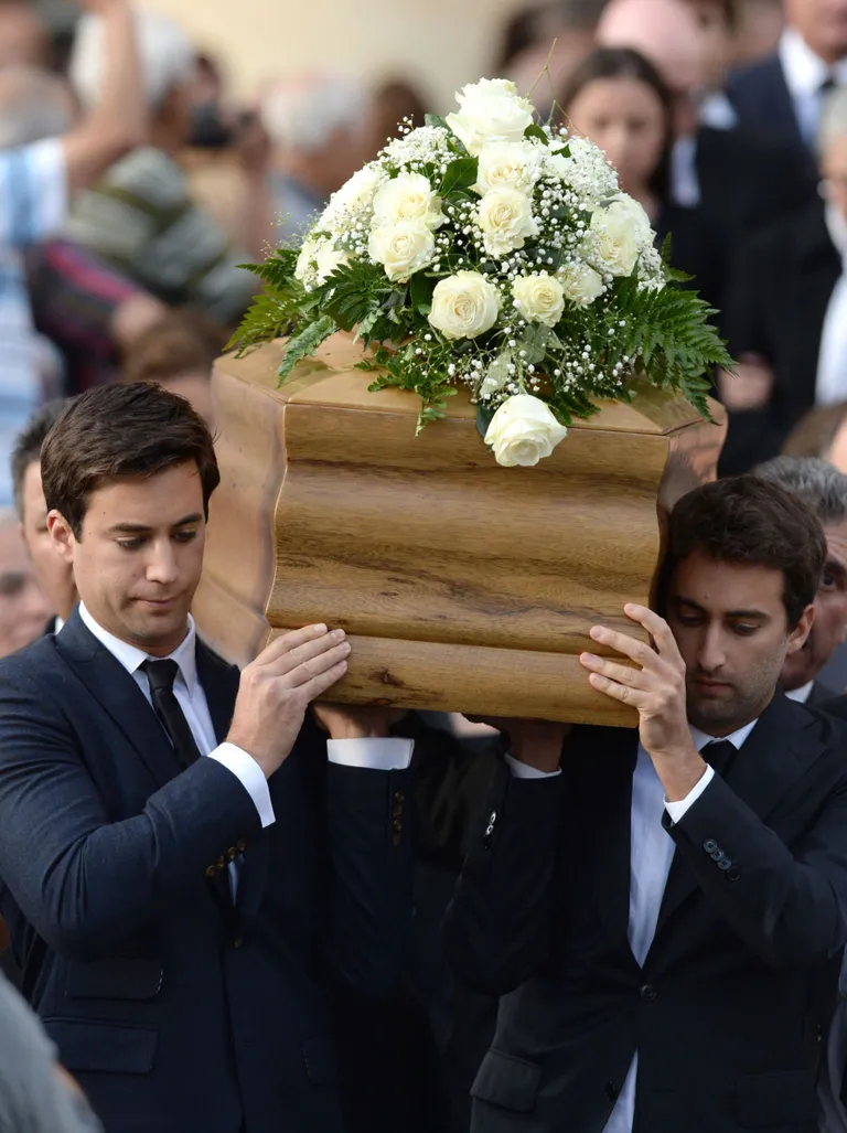 Daphne Caruana Galizia pojad kirstu kandmas.