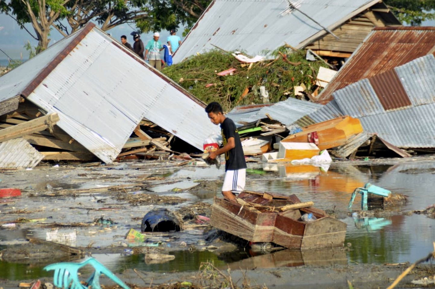 Последствия землетрясения и цунами на Сулавеси.