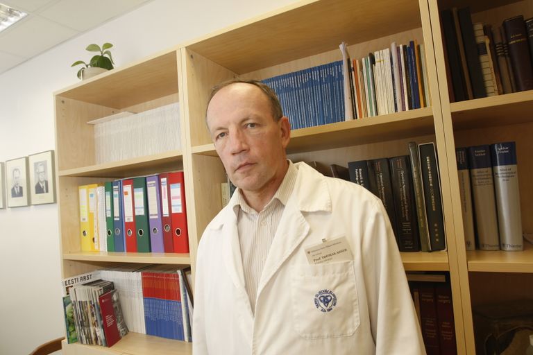 Neurokirurg, professor Toomas Asser oma töökabinetis.