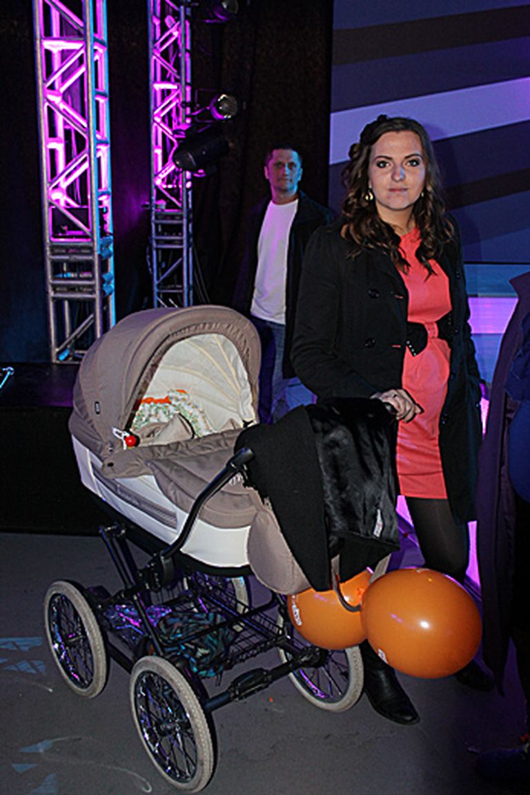 Savukārt "Koru karu" ballītē mazulīte Kerija saldi čučēja ratiņos. Meitenīti nespēja uzmodināt pat skaļā mūzika 