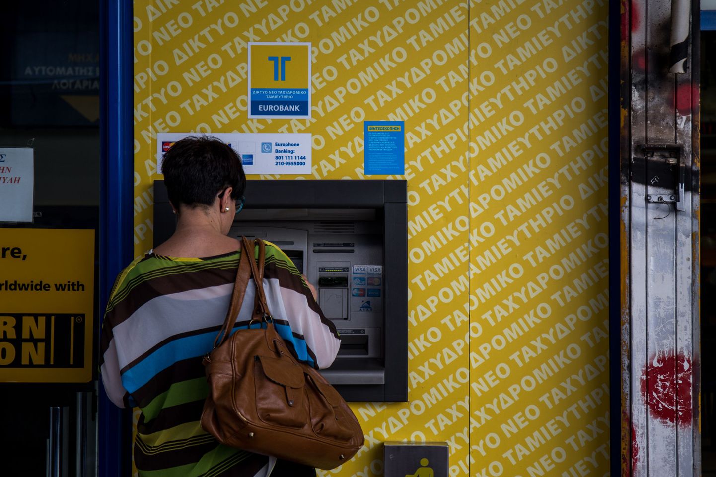 Maksimaalne sularahasumma, mille kreeklased välja võtta saavad, on 60 eurot, pangaautomaatide juures looklevad järjekorrad.