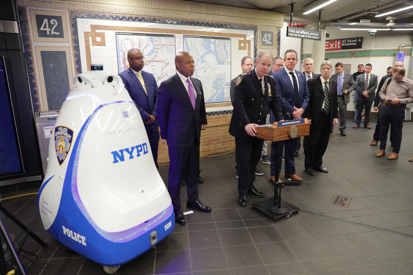 Selline näeb välja robotpolitseinik, mis alustas patrullimist New Yorgis Times Square´i metroojaamas. Masinat tutvcustas linnapea Eric Adams.