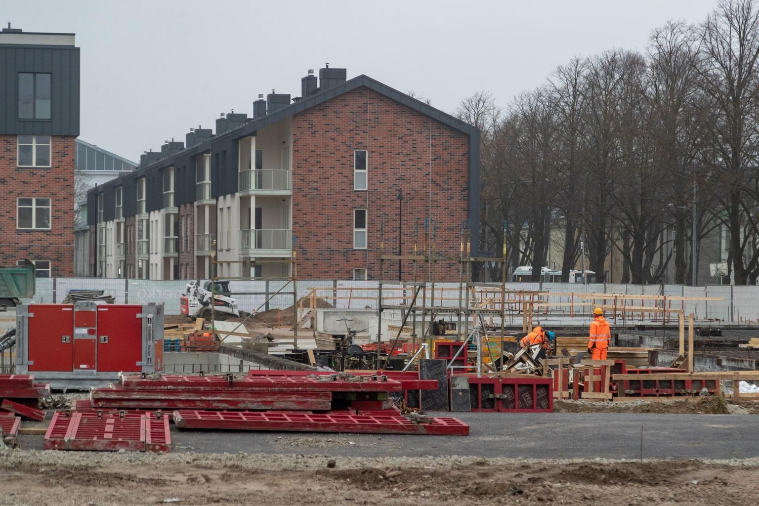 Tallinnas kerkib uusi kortermaju nagu mühinal. Pildil Merko Uus-Veerenni arendus.