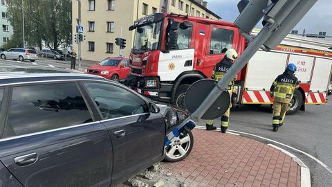 Pildid ⟩ Tallinna maantee ristmikul said taas kokku kaks autot ja rammiti valgusfoori