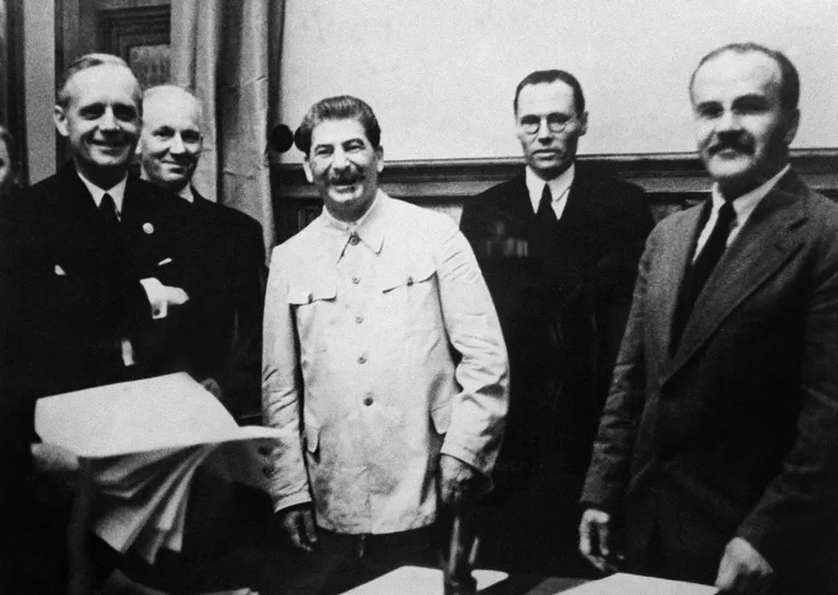 Saksa opositsioonipoliitiku kirjelduse kohaselt valitseb Berliinis endiselt veel 1930. aastate strateegiliste sobinguteni viinud vaimsus. Esireas Saksa välisminister Joachim von Ribbentrop, Nõukogude juht Jossif Stalin ning Nõukogude välisminister Vjatšeslav Molotov.