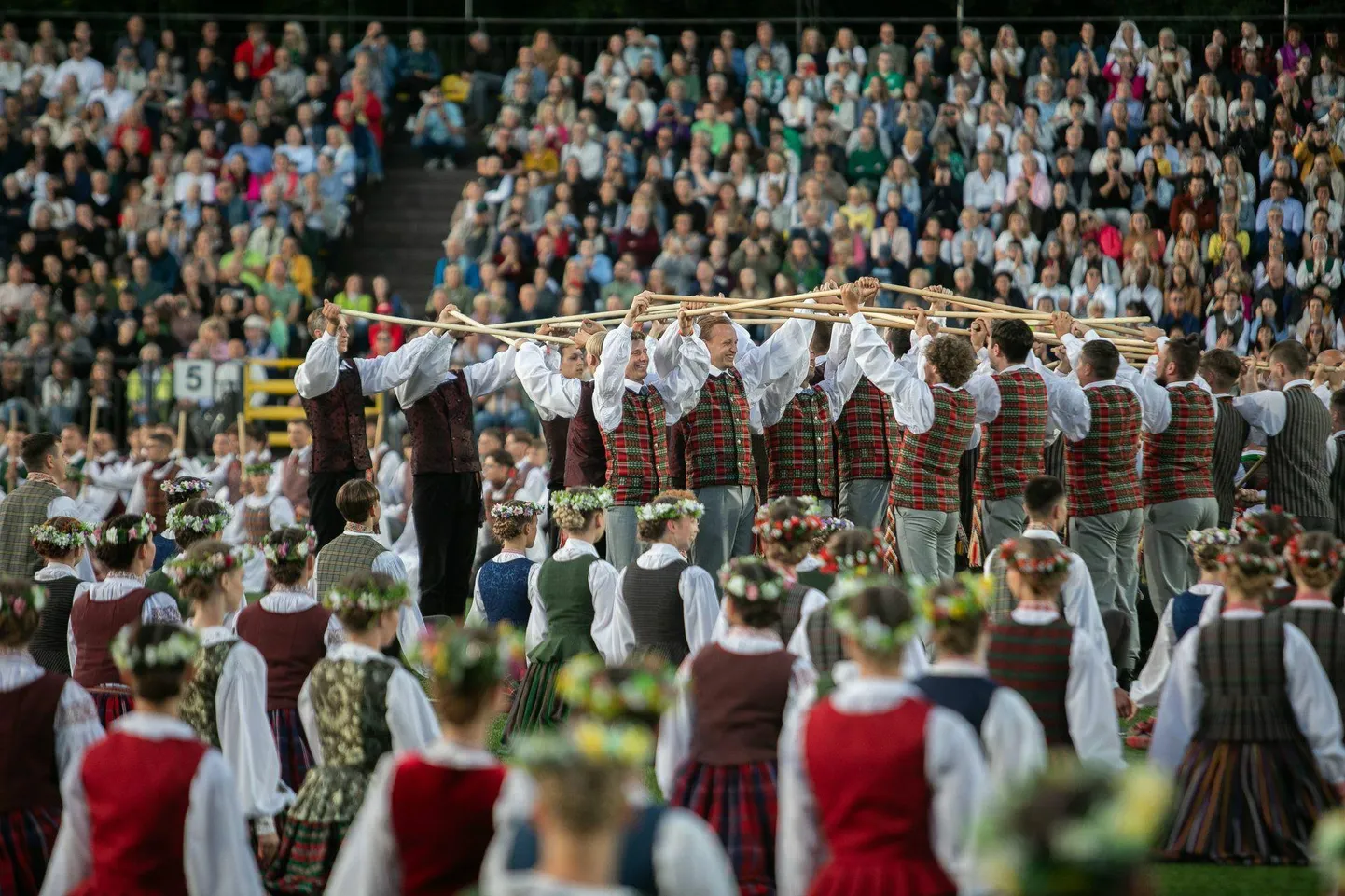 Tantsijad jäljendasid puidust toigastega sillamotiivi.