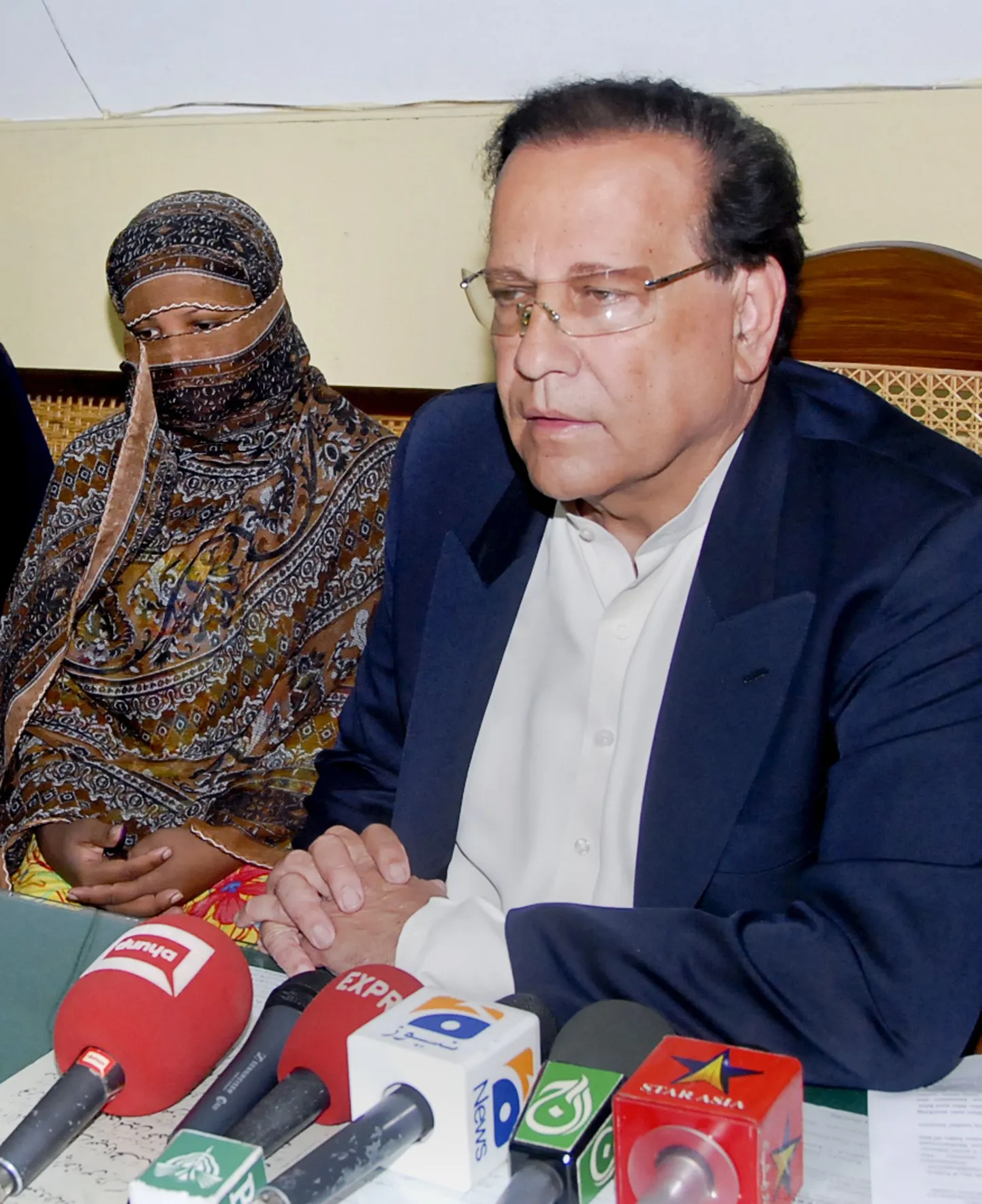 Punjabi kuberner Salman Taseer (paremal).