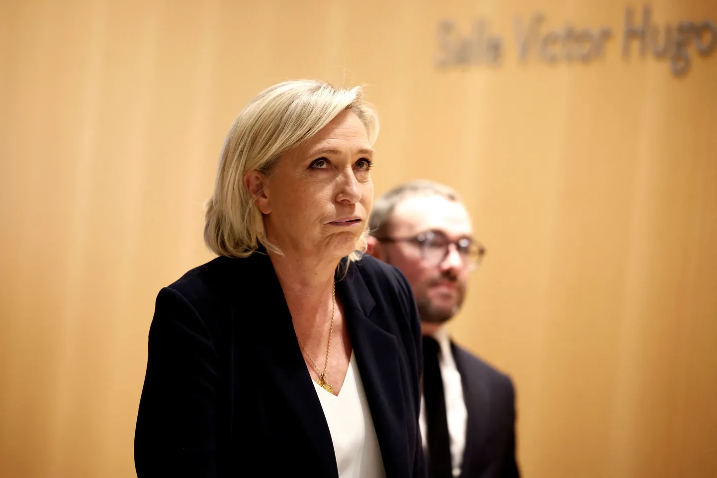 Prantsuse paremäärmuslaste liider ja partei Rahvuskogu parlamendiliige kohtuistungi pausi ajal Pariisis 30. septembril 2024. aastal.