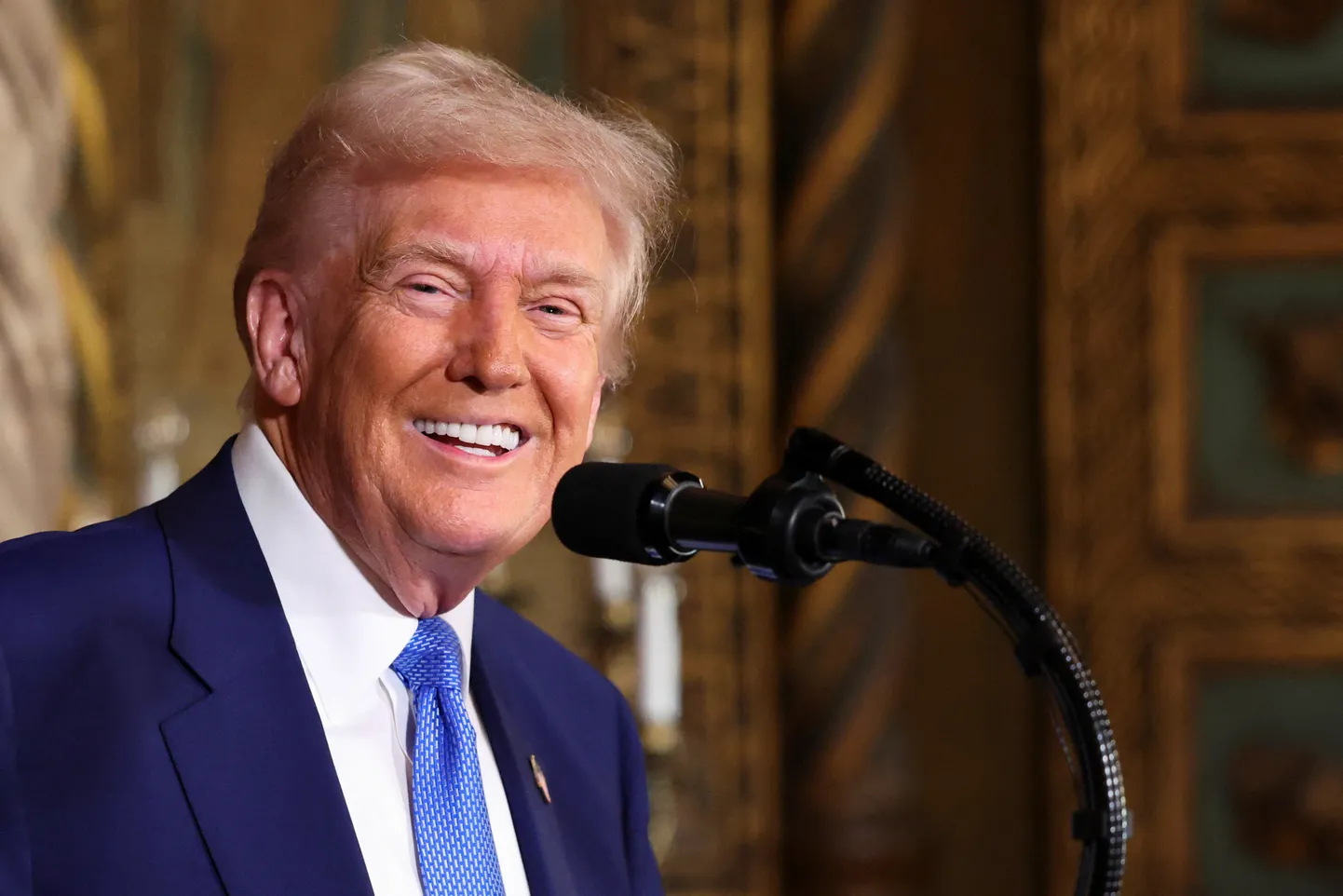 Donald Trump ähvardab uute tollitariifidega.