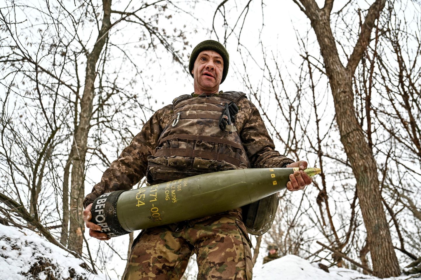 Ukraina sõdur 155-millimeetrise suurtükimürsuga rindejoone lähistel Zaporižžja oblastis.