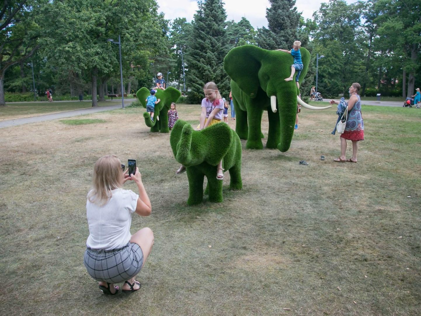 Kunstmurust elevandid on populaarsed turnimisatraktsioonid.