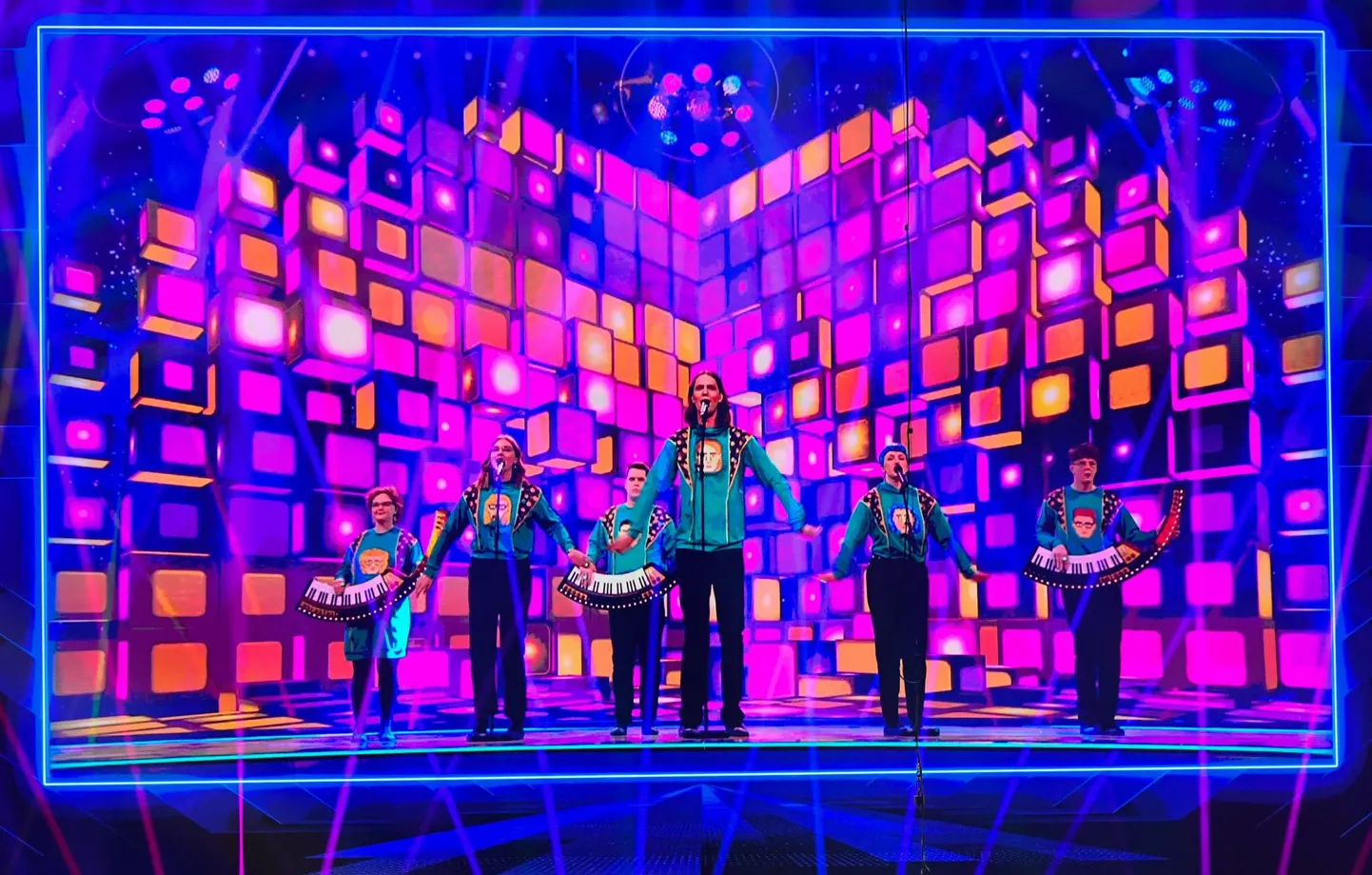 Islandi muusik Daði Freyr (esiplaanil) Eurovisioni lauluvõistlusel.