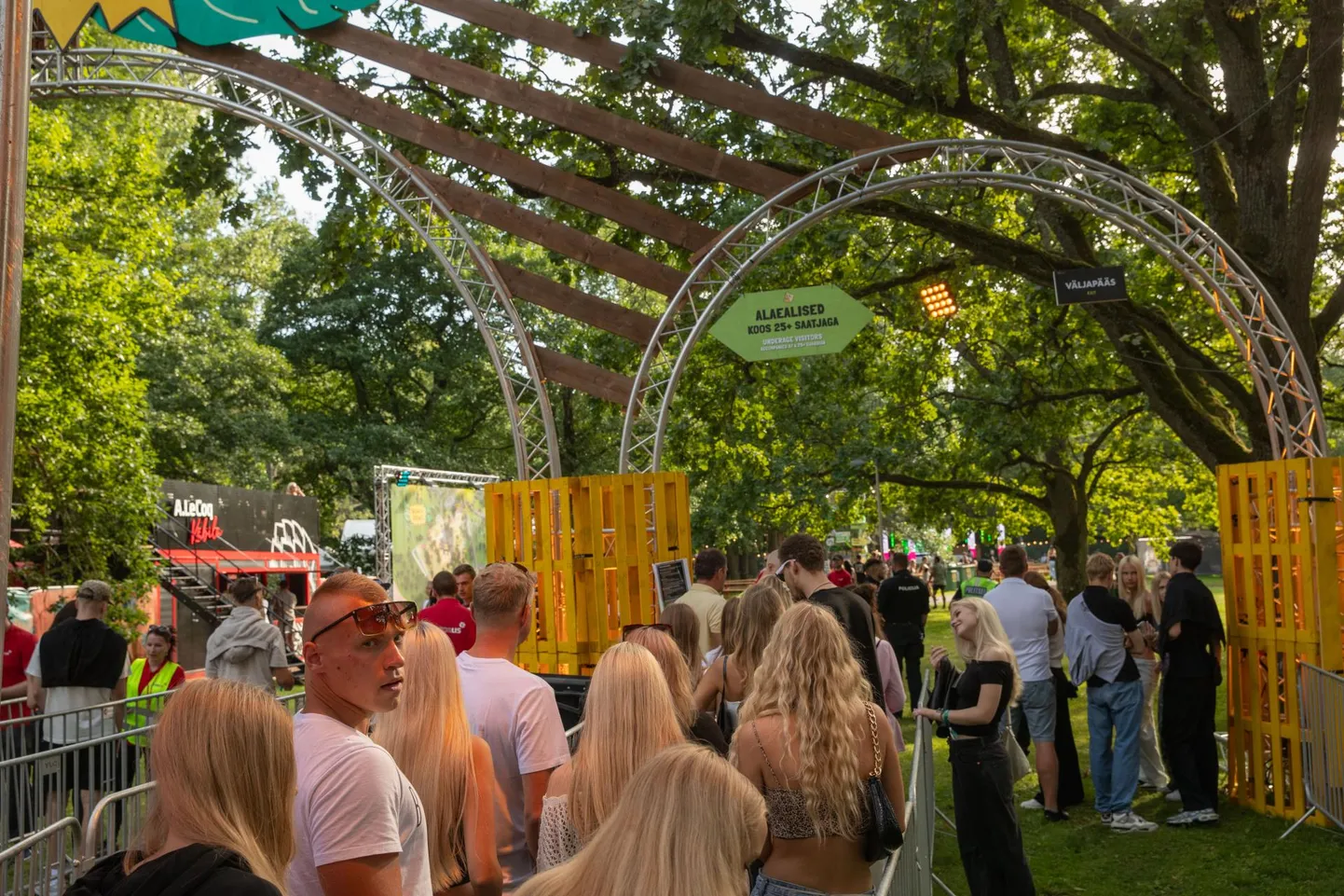 Pärnu Rannapargis toimunud Beach Grindi festival tekitas elava arutelu, kas sellised suurüritused peaksid toimuma kindlasti keskranna lähistel või oleks selliste ettevõtmiste tarvis rajada suvepealinna eraldi festivaliala.