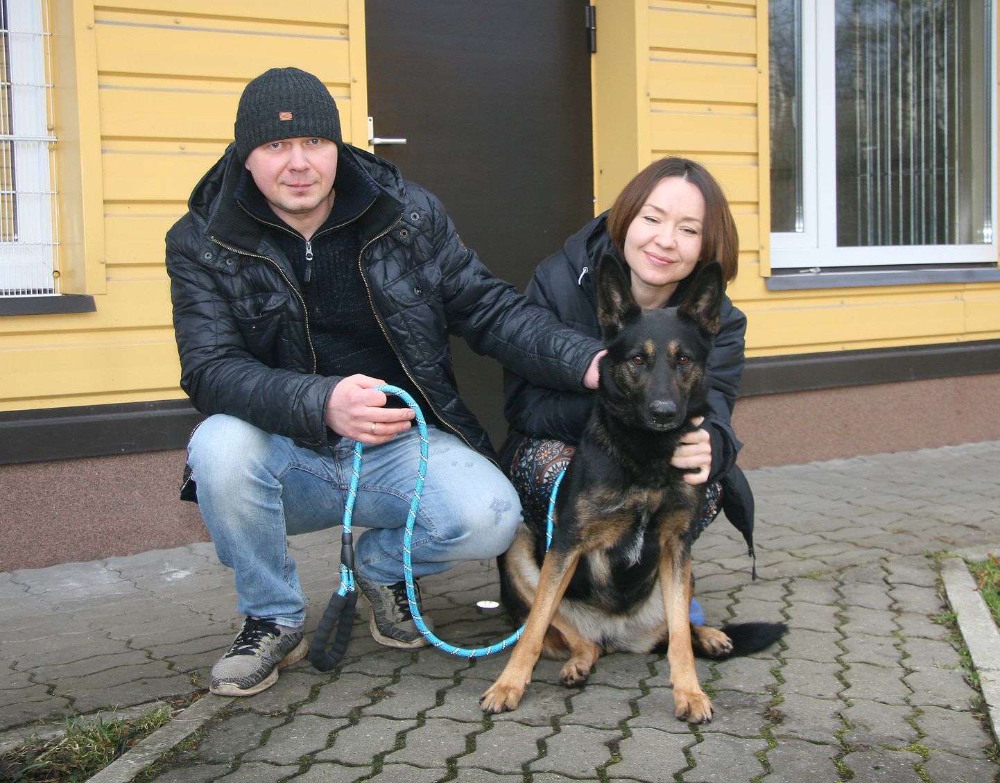 Olesja ja Aleksandr Kljutšankin koos Afinaga, kes on Kohtla-Järve loomade varjupaigas elanud teistest koertest kauem.