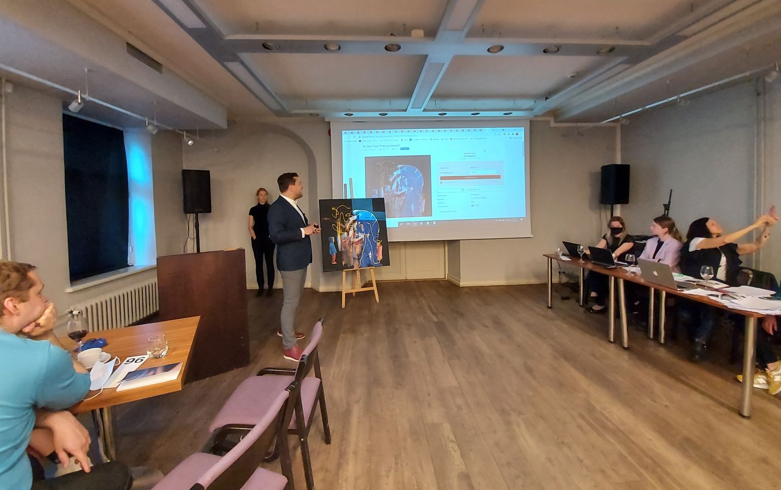 Reigo Kuivjõgi (keskel) on äsja välja kuulutanud Alar Tuule maali «Poiss ja elevant» enampakkumise. Alghind oli 500 eurot.