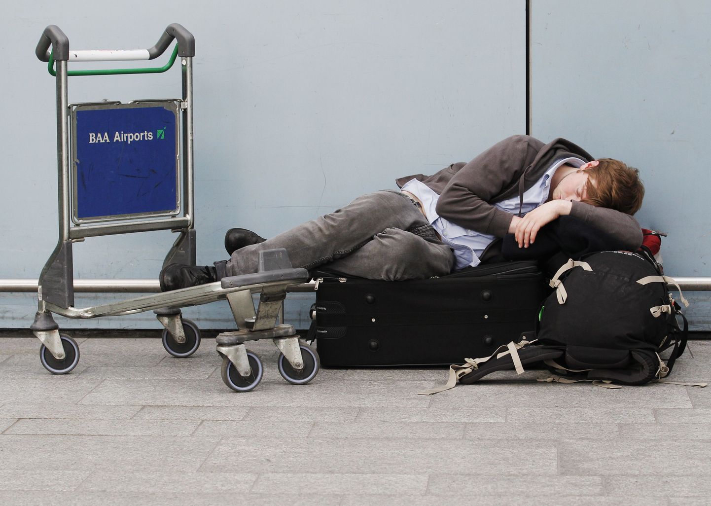 Paljud reisijad olid sunnitud öö veetma lennujaamades.