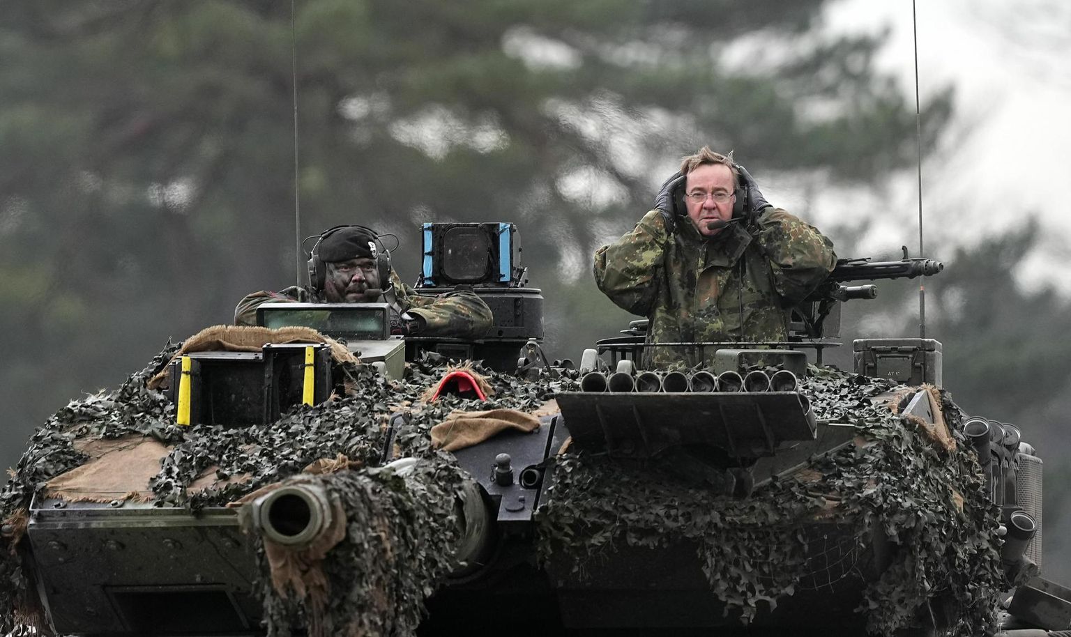 Saksa kaitseminister Boris Pistorius (paremal) Leopard 2 tankil tänavu veebuaris Augustdorfis. Sama tüüpi tanke on Saksamaa saatnud Ukrainale, andnud Ukraina sõduritele nende kasutamiseks väljaõpet, laskemoona, logistikatoetust ja hooldust.