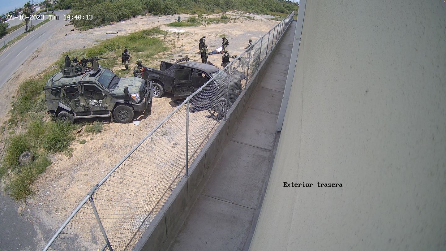Sõdurid lohistamas inimest autost välja Mehhikos Nuevo Laredo linnas.