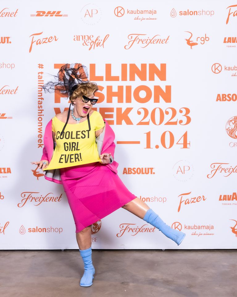 «Coolest girl ever» on Riias igaühele tuntud fashionista, stilist ja mõjuisik Žanna Dubska, kel ainuüksi instagramis on ligi 30 tuhat jälgijat. Särtsakas värvipomm teenis pilke nii ulja peakatte kui elurõõmsate kontrastidega.