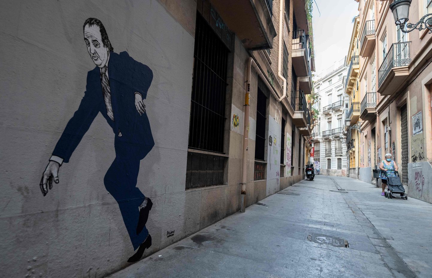 Seinajoonistus Valencias, millel on kujutatud Hispaaniast põgenenud ekskuningat Juan Carlost
