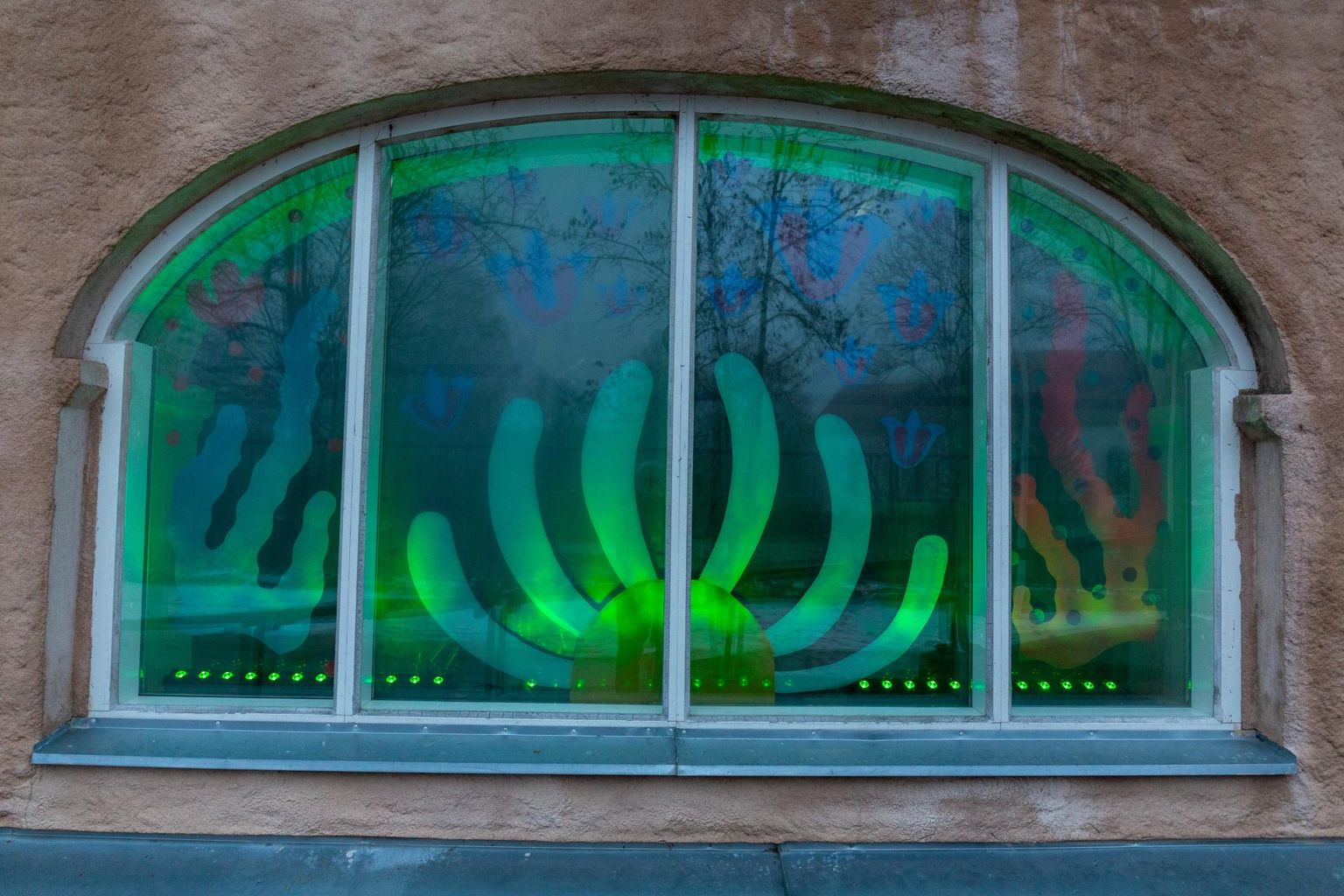 Viljandi pärimusmuusika aida aknamaalingud võtavad sümboolsel kujul kokku keskuse möödunud aasta.