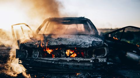 VAATA ⟩ Maha põlenud autos olnud termos jäi terveks – isegi jää ei sulanud üles