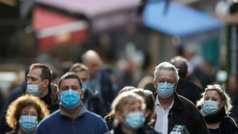 Во Франции маски обязательно носить даже на улице