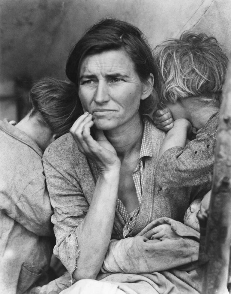 Fotograaf Dorothea Lange'i tehtud foto vaesuses elavast Thompsonist koos lastega.