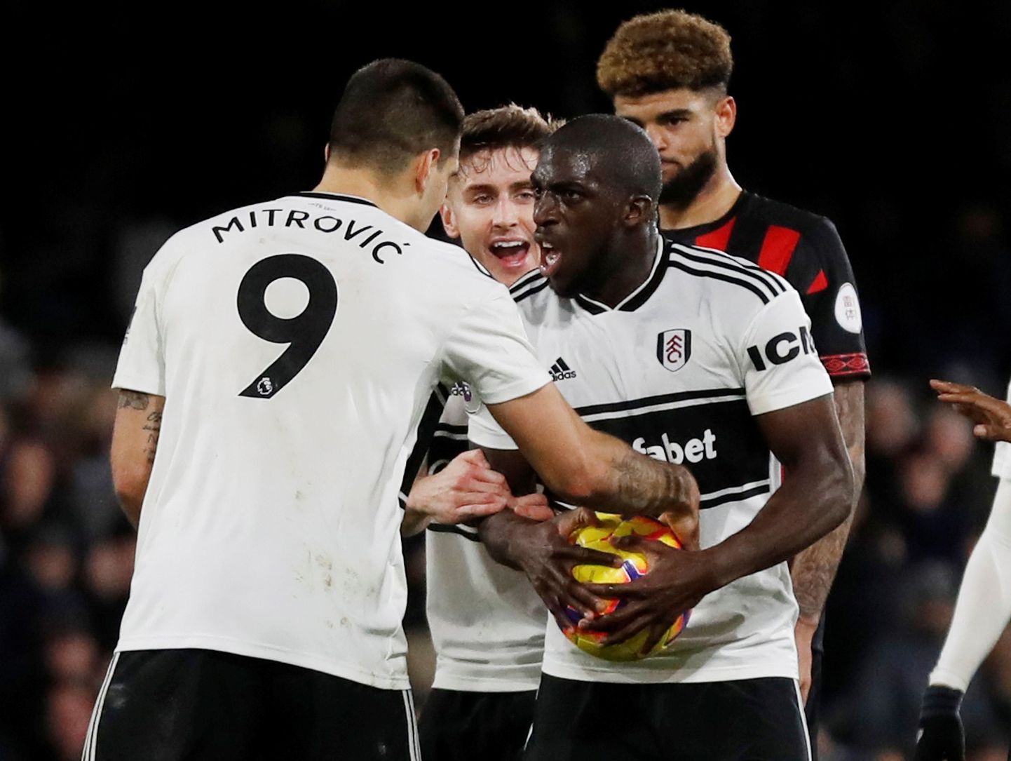 29. detsembril toimunud Fulhami ja Huddersfield Towni vaheline kohtumine, kus Aboubakar Kamara (palliga) ja Aleksandar Mitrović ei suutnud rahumeelselt otsustada, kumb neist läheb penaltit lööma. Lõpuks oli selleks jõumeetodit kasutanud Kamara, kes aga penaltipunktilt eksis.