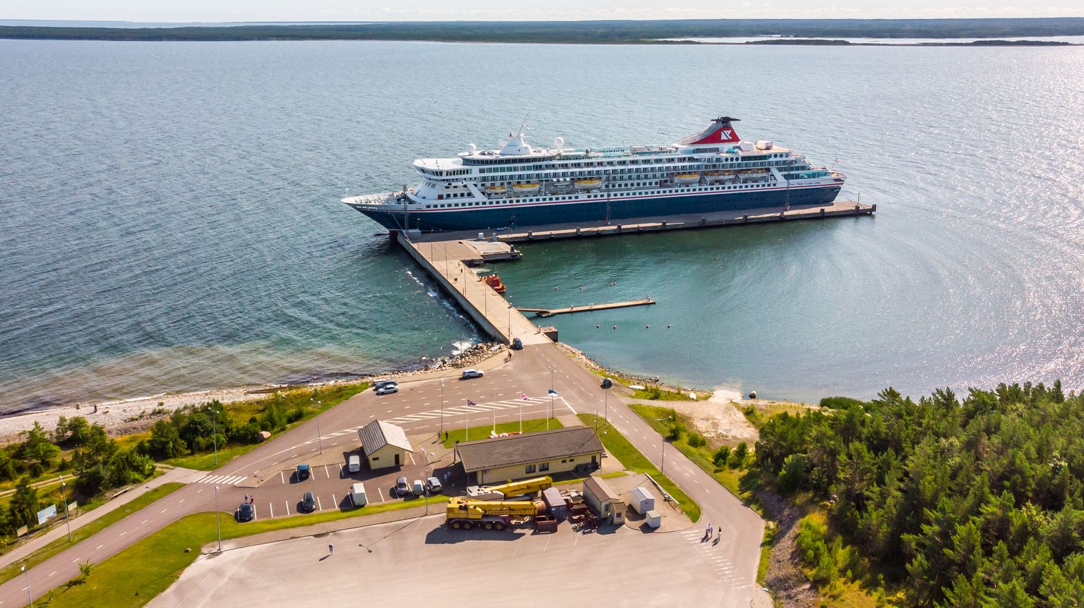 218 meetri pikkune kruiisilaev Balmoral Saaremaa sadamas.