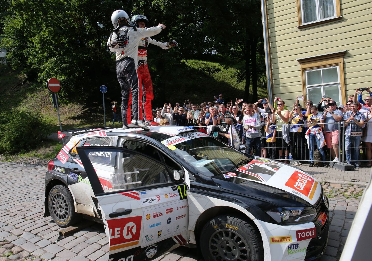 Oliver Solberg koos kaardilugejaga Rally Estonial klassivõitu tähistamas.