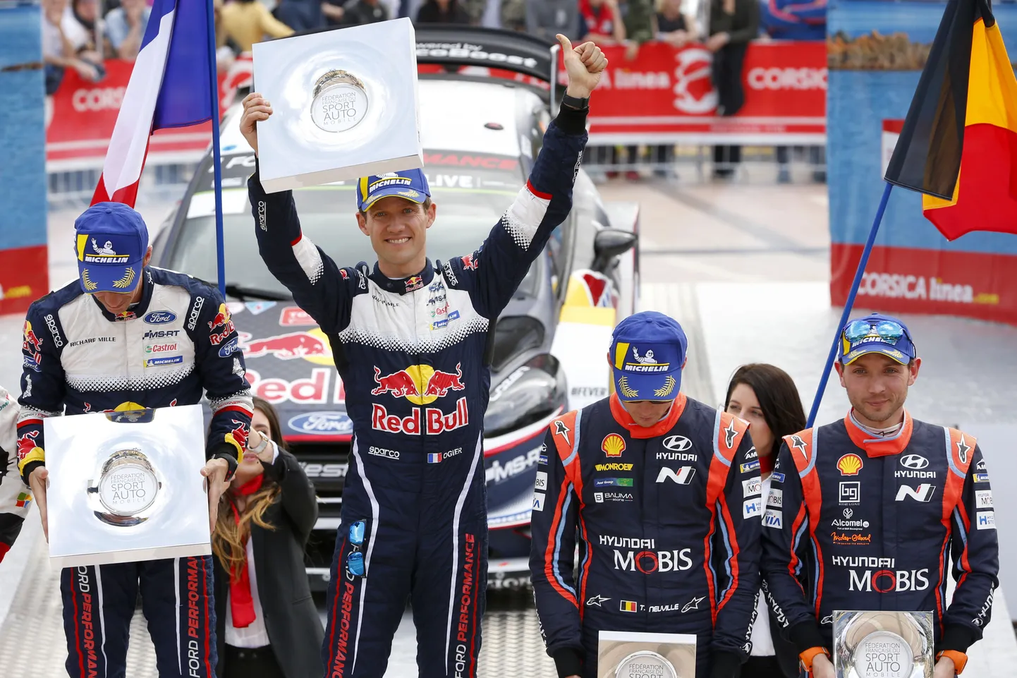 Sebastien Ogier esiplaanil, Thierry Neuville tagaplaanil